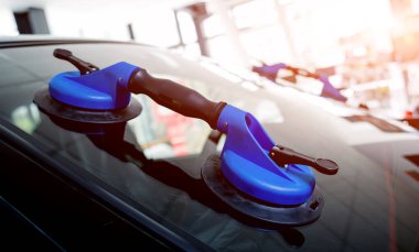 Otomotiv eş geçirme donatımı yerine ön cam otomatik servis istasyonu garajda