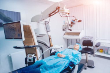 hasta ve cerrah oftalmik ameliyat sırasında işletim odasında