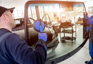 Ön cam otomatik servis istasyonu garajda araba yerine otomobil özel işçi