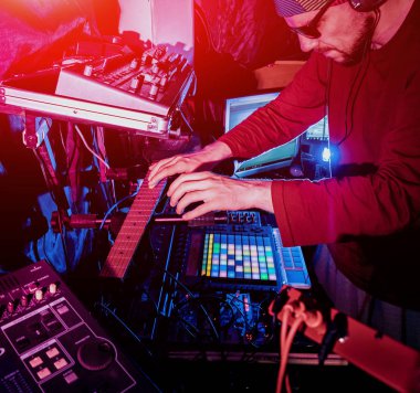 İçinde ses stüdyo kayıt panelinde karıştırma çalışan ses mühendisi. Modern arka plan