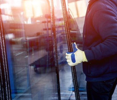 İşçiler transfer Cam fabrika üretim Windows ve alüminyum ve Pvc kapılar için