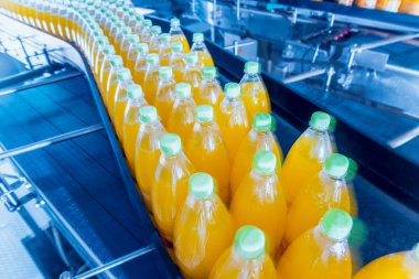 İçecek fabrika iç. Konveyör şişe suyu veya su ile. Modern aletleri