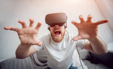 Sanal gerçeklik gözlükleri evde oyunu Genç sakallı adam. VR teknolojileri