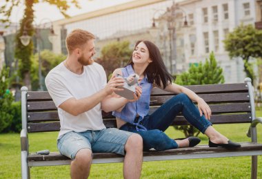 Genç çift sanal gerçeklik gözlükle sokakta bir oyun oynuyor. VR kulaklık.