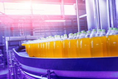 İçecek fabrika iç. Konveyör şişe suyu veya su ile. Modern aletleri