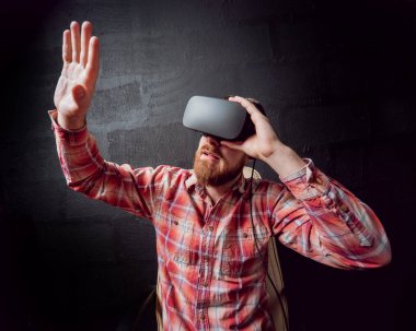 Sanal gerçeklik giyen genç sakallı adam ofiste gözlükler