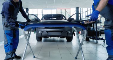 Ön cam veya cam otomatik servis istasyonu garajında bir araba yerine otomobil özel işçi. Arka plan