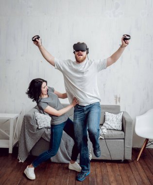 Delikanlı kız sanal gerçeklik ile oyun oynarken ile evde gözlükler. VR teknolojileri