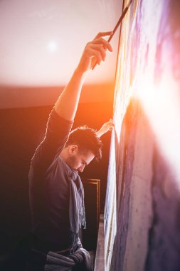 Studio çalışma genç erkek sanatçı