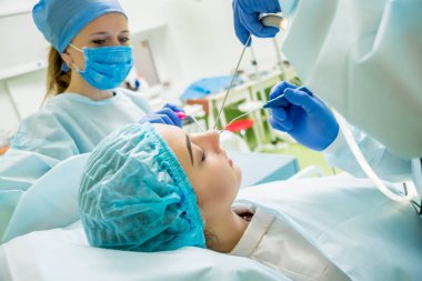 Endoskopik sinüs cerrahisi. Burun concha buharlaşma lazer. Modern tıbbi ekipman