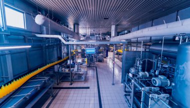 İçecek fabrika iç. Konveyör şişe suyu veya su ile. Modern aletleri