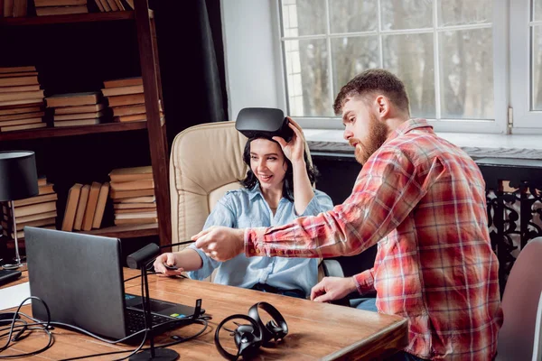 Joven Chica Juega Juego Con Gafas Realidad Virtual Sala Del — Foto de Stock