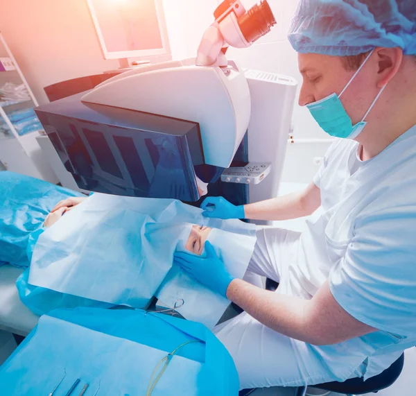 hasta ve cerrah ameliyathane oftalmik ameliyat sırasında oluşan