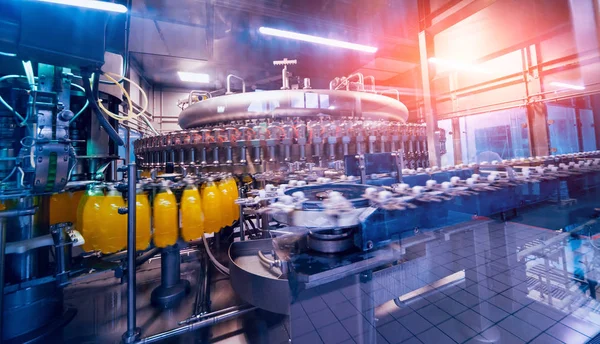 İçecek fabrika iç. Konveyör şişe suyu veya su ile. Modern aletleri