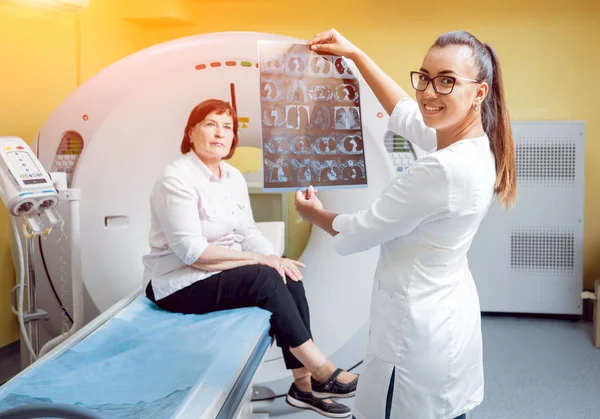 Radiologe Mit Einer Älteren Patientin Beim Röntgen Hintergrund — Stockfoto
