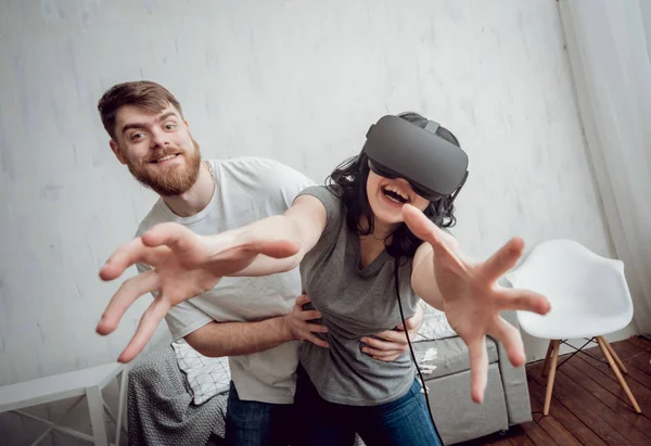 Joven Con Novia Jugando Con Gafas Realidad Virtual Casa Tecnologías — Foto de Stock