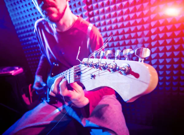 Genç Adam Gitar Ses Kayıt Stüdyosu Içinde Oynamaya Modern Arka — Stok fotoğraf