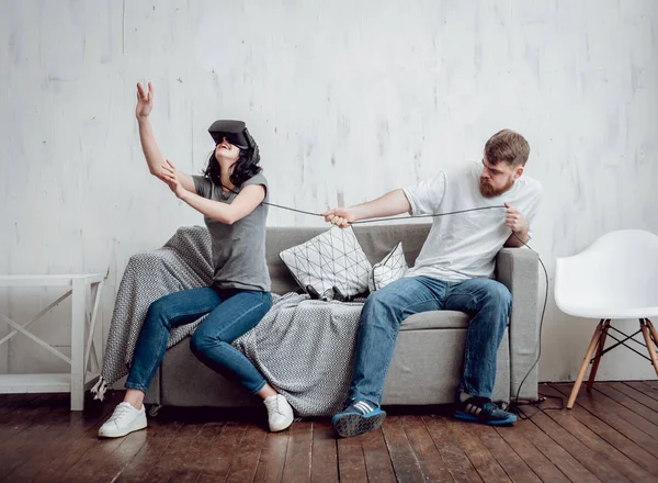 Delikanlı kız sanal gerçeklik ile oyun oynarken ile evde gözlükler. VR teknolojileri