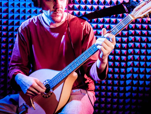Buzuki Ses Kayıt Stüdyosu Olarak Oynamaya Bir Genç Adam Modern — Stok fotoğraf
