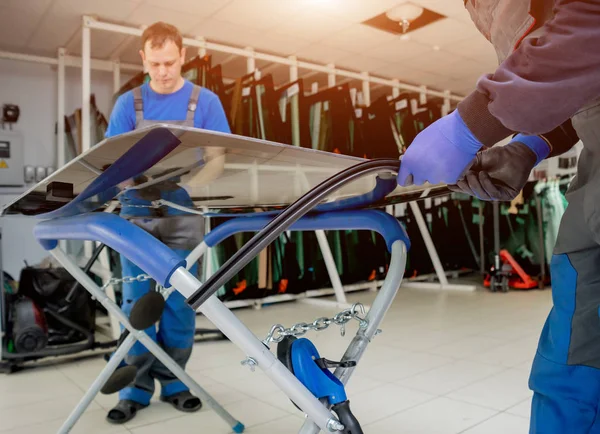 Ön cam veya cam otomatik servis istasyonu garajında bir araba yerine otomobil özel işçi. Arka plan