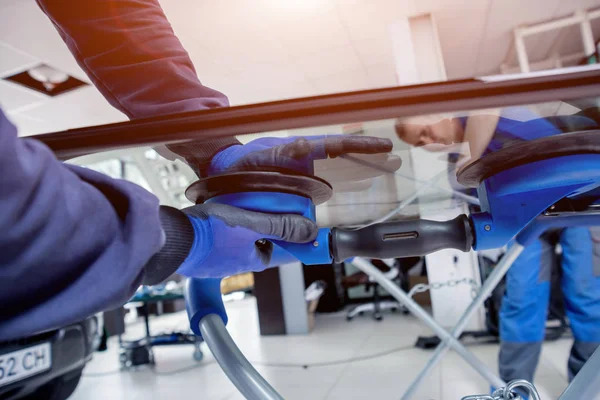 Automobile Special Workers Replacing Windscreen Windshield Car Auto Service Station — Stock Photo, Image