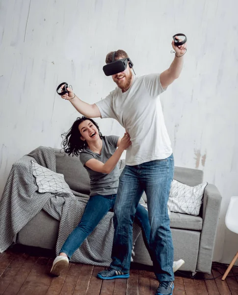 Joven Con Novia Jugando Con Gafas Realidad Virtual Casa Tecnologías — Foto de Stock