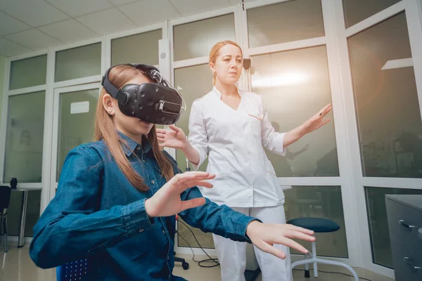 Oftalmología Médico Comprobar Visión Niña Con Ayuda Gafas Realidad Virtual — Foto de Stock