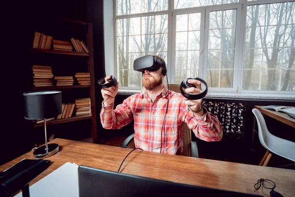 Joven Barbudo Con Gafas Realidad Virtual Oficina — Foto de Stock