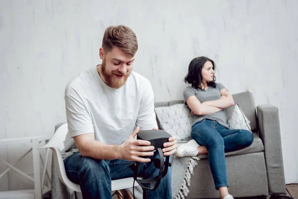 Joven Con Novia Jugando Con Gafas Realidad Virtual Casa Tecnologías —  Fotos de Stock