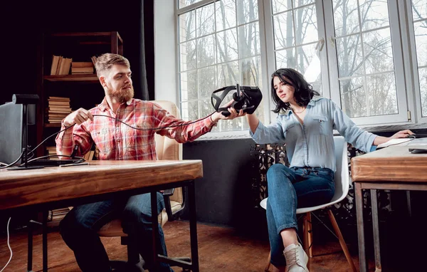 Joven Chica Juega Juego Con Gafas Realidad Virtual Sala Del — Foto de Stock