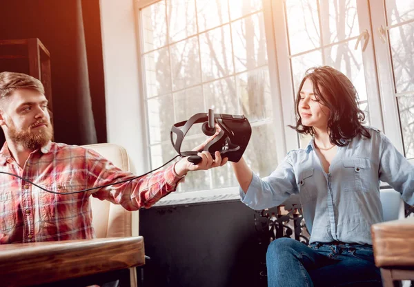 Joven Chica Juega Juego Con Gafas Realidad Virtual Sala Del — Foto de Stock