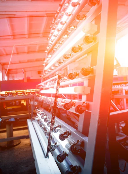 Transportband Voor Productie Een Vensterruit Industriële Apparatuur Achtergrond — Stockfoto