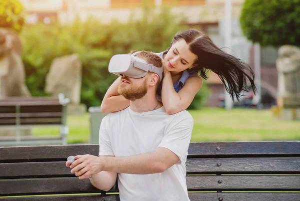 Junge Kaukasische Paar Spielt Ein Spiel Mit Virtual Reality Brille — Stockfoto