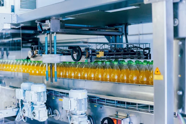 İçecek fabrika iç. Konveyör şişe suyu veya su ile. Modern aletleri