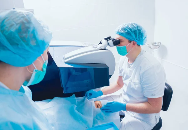 眼科外科手术室的患者及手术组 — 图库照片