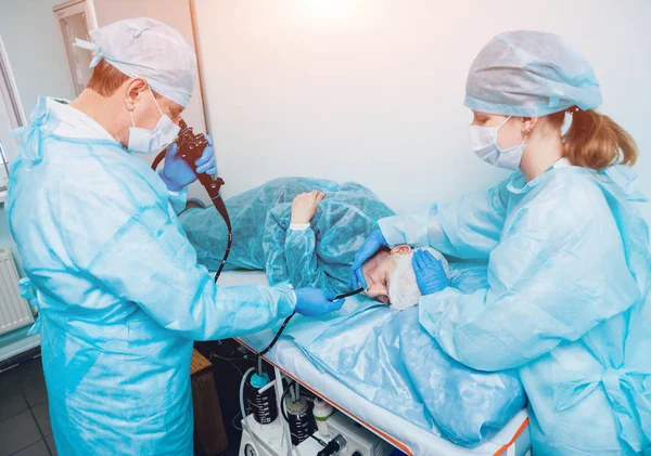 Endoscopia Hospital Doctor Sosteniendo Endoscopio Antes Gastroscopia Examen Médico — Foto de Stock