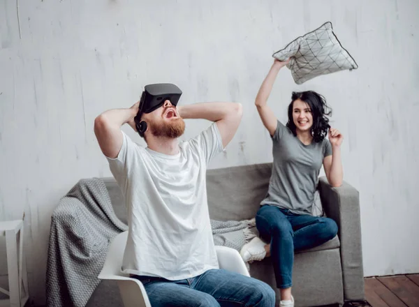 Delikanlı kız sanal gerçeklik ile oyun oynarken ile evde gözlükler. VR teknolojileri