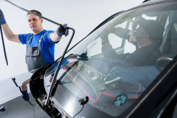 Ön cam otomatik servis istasyonu garajda araba yerine otomobil özel işçi