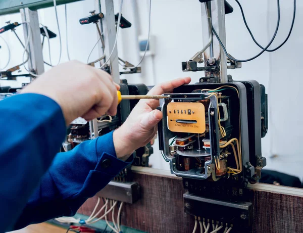 Travailleur Électricien Vérifiant Les Compteurs Électricité — Photo