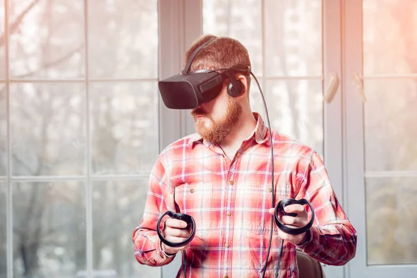 Sanal gerçeklik giyen genç sakallı adam ofiste gözlükler