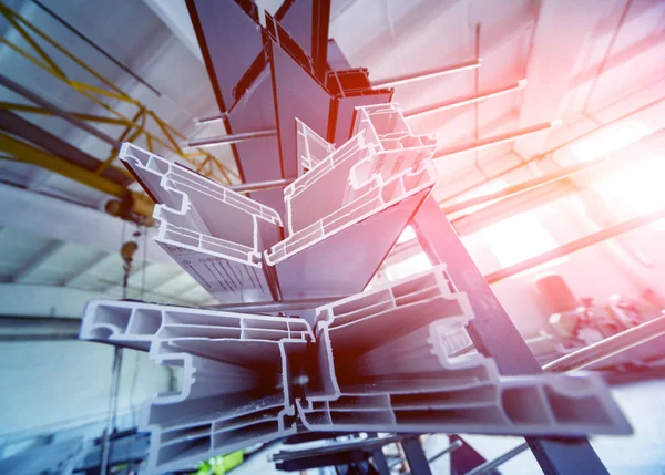 PVC pencere profili kesti. Renkli arka plan. Ayrıntılar