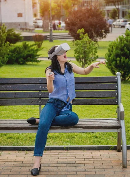 Attraente Ragazza Gioca Gioco Indossando Occhiali Realtà Virtuale Strada Auricolare — Foto Stock