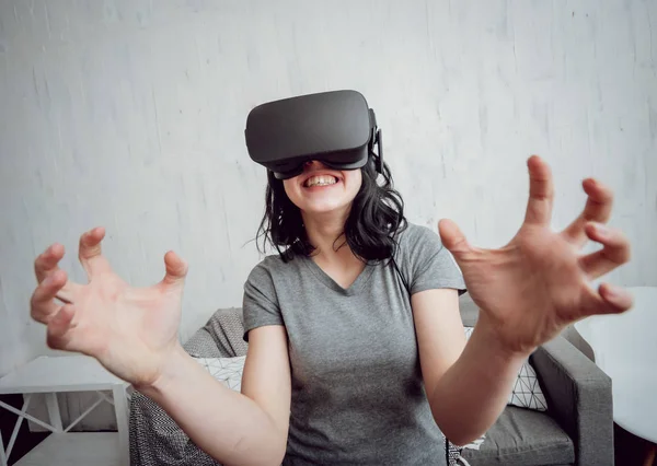 Chica Joven Jugando Juegos Con Gafas Realidad Virtual Casa Tecnologías — Foto de Stock