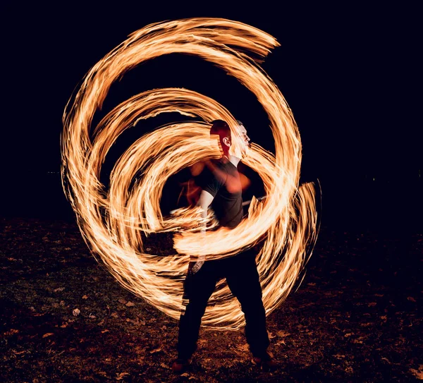 Gösteri Yangın Karanlıkta Ateş Performans Gösteren Genç Adam — Stok fotoğraf