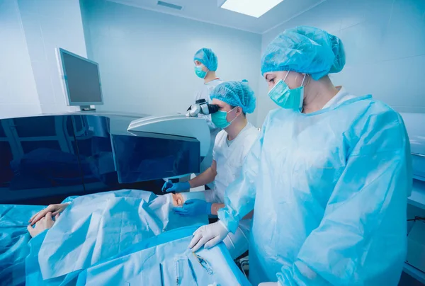 Пацієнт Команда Хірургів Операційній Кімнаті Під Час Офтальмологічної Хірургії — стокове фото