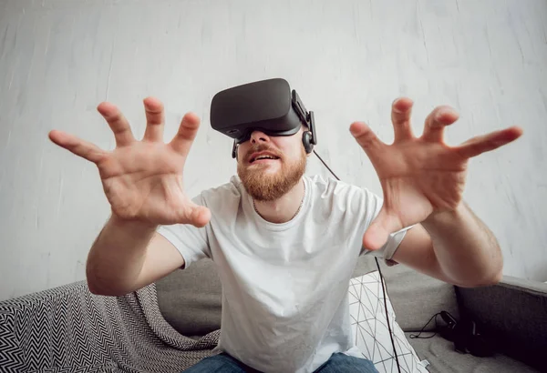 Joven Barbudo Jugando Juegos Con Gafas Realidad Virtual Casa Tecnologías — Foto de Stock