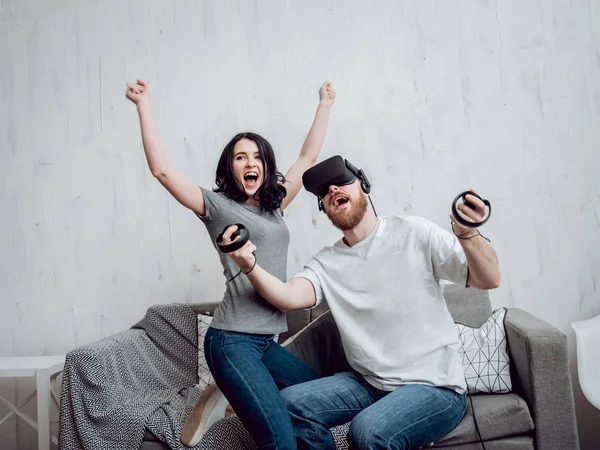 Joven Con Novia Jugando Con Gafas Realidad Virtual Tecnologías —  Fotos de Stock