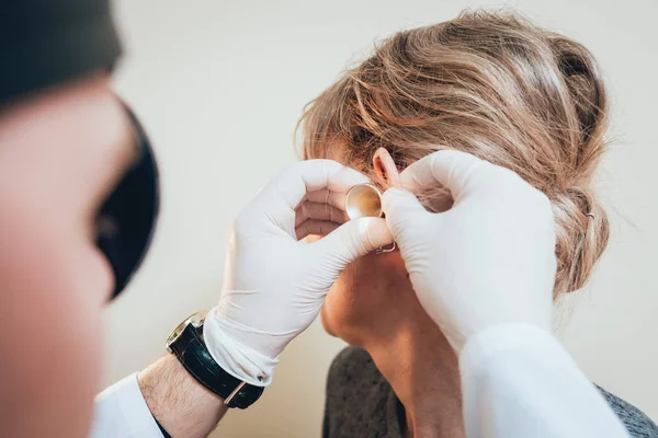 Otolaryngologue Examine Oreille Femme Avec Dilatateur Matériel Médical — Photo