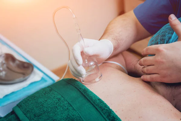 Vista Cercana Del Médico Haciendo Masaje Vacío Para Mujer — Foto de Stock