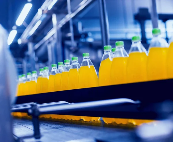 Konveyör şişe suyu veya su ile. İçecekler fabrika ekipmanları. Arka plan